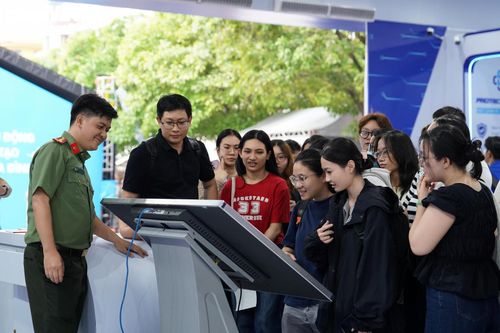 Ghi nhận của PV Báo Điện tử VTC News, không gian triển lãm thu hút lượng lớn khách tham quan thuộc nhiều độ tuổi, từ học sinh, sinh viên đến người cao tuổi và khách quốc tế.