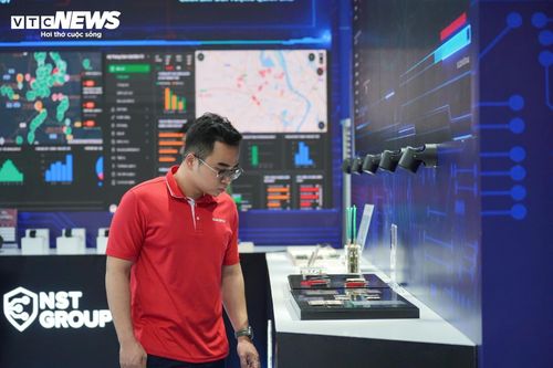 “Thay vì chỉ xem hiện vật hay nghe giới thiệu, người dân có thể trực tiếp tham gia các tình huống mô phỏng, tìm hiểu cách thức hoạt động của tội phạm công nghệ cao, từ đó nâng cao kỹ năng tự bảo vệ mình trên không gian mạng”, ông Dương nói.