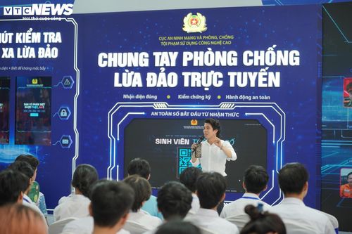 Nhiều người dành nhiều giờ tìm hiểu các chuyên đề trưng bày, giao lưu với cán bộ, chiến sĩ công an và tham gia các hoạt động trải nghiệm được thiết kế tại sự kiện.