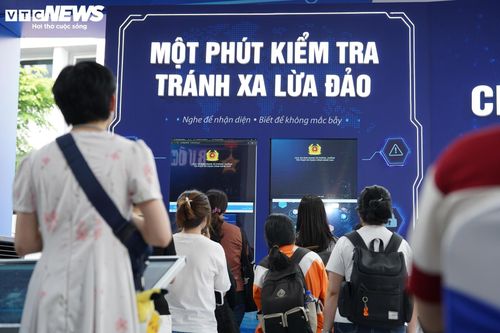Một trong những điểm nhấn nổi bật là khu vực “Bức tường An ninh mạng”, nơi người dân được trực tiếp tiếp cận các nguy cơ an ninh trên không gian số đang hiện hữu trong đời sống hằng ngày.