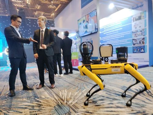 Chó robot của hãng Boston Dynamics sử dụng chip của Intel tại buổi lễ ở TP.HCM ngày 12/6/2026.