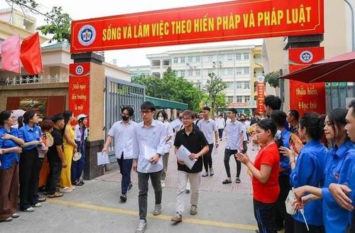 Các thí sinh tại điểm thi Trường Trung học cơ sở Ngô Quyền (phường Bạch Mai). Ảnh: Khánh Hòa