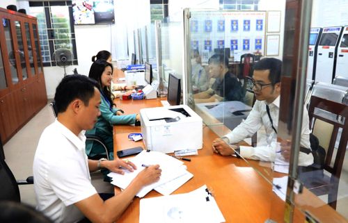 Giải quyết thủ tục hành chính cho người dân tại Điểm phục vụ hành chính công Dương Nội. Ảnh: Quang Thái