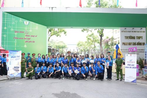 Tình nguyện viên tiếp sức mùa thi: Đi sớm, về sau, sẵn sàng đồng hành cùng thí sinh. Ảnh: Phạm Mạnh