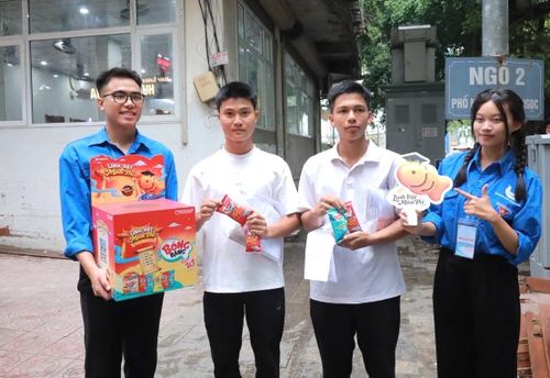 Câu lạc bộ đã huy động hàng nghìn thùng nước uống, bánh kẹo, sữa, đồ dùng học tập, quạt cầm tay... trao tặng sĩ tử. Ảnh: BH.