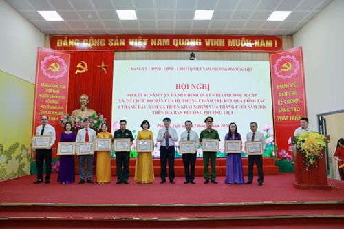 Đồng chí Nguyễn Minh Tiến, Bí thư Đảng ủy, Chủ tịch HĐND phường Phương Liệt trao Giấy khen của Ban Thường vụ Đảng ủy phường cho các tập thể có nhiều thành tích. Ảnh: ND