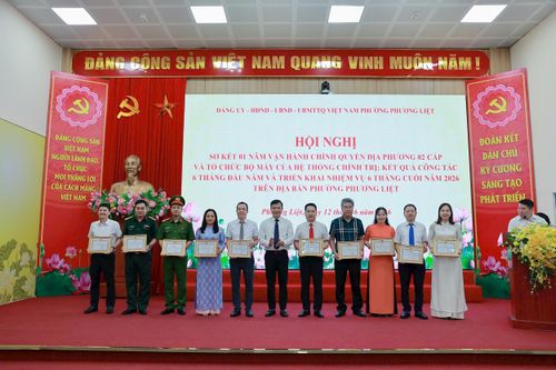 Đồng chí Đặng Khánh Hòa, Chủ tịch UBND phường Phương Liệt trao khen thưởng của UBND phường cho các tập thể đạt thành tích xuất sắc. Ảnh: ND