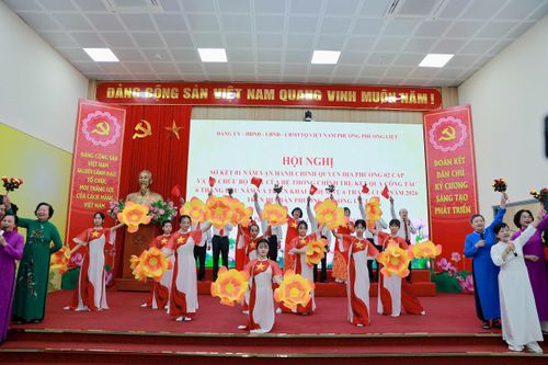 Tiết mục văn nghệ đặc sắc do cán bộ, nhân dân phường Phương Liệt biểu diễn tại hội nghị. Ảnh: ND