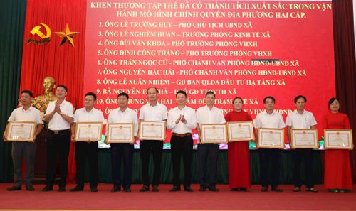 Lãnh đạo UBND xã Phúc Sơn khen thưởng nhiều tập thể, cá nhân có thành tích trong thực hiện mô hình chính quyền địa phương hai cấp. Ảnh: Kim Nhuệ