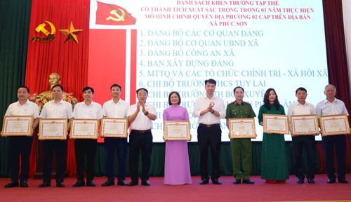 Lãnh đạo Đảng ủy xã Phúc Sơn khen thưởng nhiều tập thể, cá nhân có thành tích trong thực hiện mô hình chính quyền địa phương hai cấp. Ảnh: Kim Nhuệ