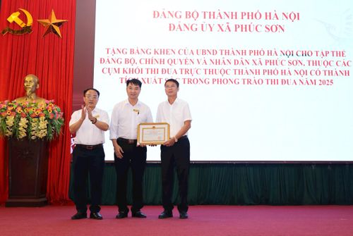 Bí thư Đảng ủy, Chủ tịch HĐND xã Phúc Sơn Phan Văn Sự trao Bằng khen của UBND thành phố tặng tập thể Đảng bộ, chính quyền và nhân dân xã Phúc Sơn. Ảnh: Kim Nhuệ