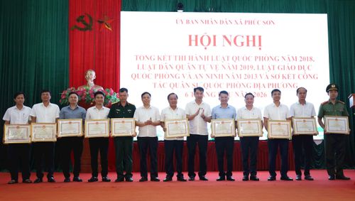 Lãnh đạo xã Phúc Sơn khen thưởng các tập thể có thành tích xuất sắc trong thi hành các luật và thực hiện nhiệm vụ quân sự, quốc phòng địa phương. Ảnh: Kim Nhuệ