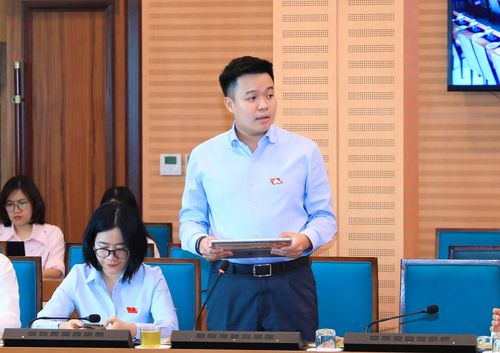 Đại biểu HĐND thành phố Hà Nội thảo luận tại tổ 2. Ảnh: Thành Thái