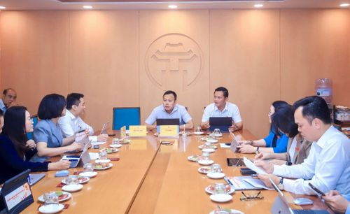 Quang cảnh thảo luận tại Tổ số 5 chiều 12-6. Ảnh: Thành Thái