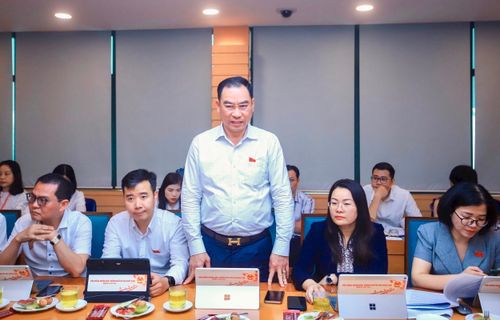 Đại biểu HĐND thành phố Hà Nội thảo luận tại Tổ số 5. Ảnh: Thành Thái