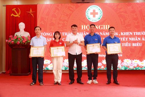 Khen thưởng các tập thể, cá nhân, gia đình có thành tích hiến máu tiêu biểu. Ảnh: Hoàng Thạch