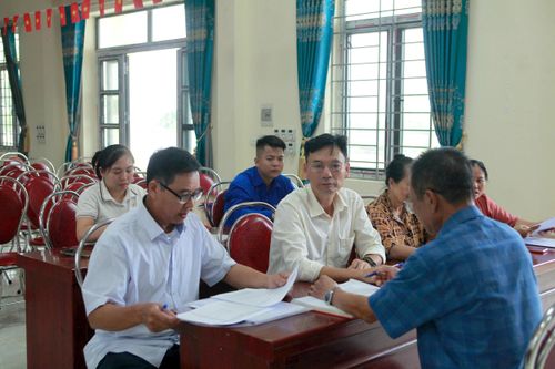 Thôn An Bình họp chi bộ bàn về việc lấy ý kiến người dân về phương án sắp xếp thôn, khu dân cư. Ảnh: Hồng Nhung