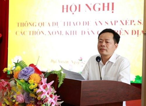 Chủ tịch UBND xã Hoàng Tuân phát biểu chỉ đạo tại Hội nghị thông qua dự thảo Đề án sắp xếp, sáp nhập thôn, xóm, khu dân cư trên địa bàn xã. Ảnh: PV