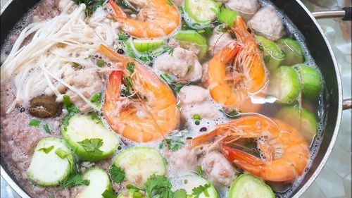Sự kết hợp giữa tôm, bầu và các loại thực phẩm khác tạo nên một bữa ăn cân đối, hỗ trợ sức khỏe tổng thể.