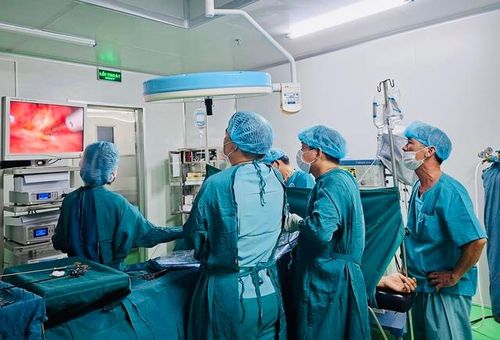 Các bác sĩ tiến hành phẫu thuật xử lý lỗ thủng dạ dày bệnh nhân.