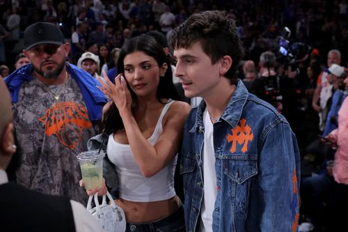 Không cần áo đôi, Kylie và Timotheé vẫn khiến ai nhìn cũng biết họ là một cặp.