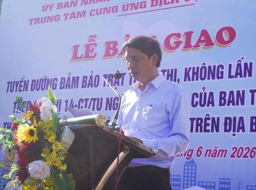 Ông Nguyễn Văn Tiên, Giám đốc Trung tâm Cung ứng dịch vụ sự nghiệp công kêu gọi người dân đồng lòng từ những hành động nhỏ: không đổ rác ra đường, để xe đúng nơi quy định...để xây dựng địa bàn an bình - văn minh - sạch đẹp. Ảnh: Như Ý.