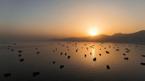 Các tàu neo đậu tại eo biển Hormuz, nhìn từ Musandam, Oman hôm 3/6. Ảnh: Reuters.