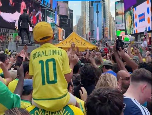  Ngoài cổ vũ Brazil và Neymar, các CĐV còn nhắc đến Messi và Ronaldo với câu hát gây tranh cãi. 