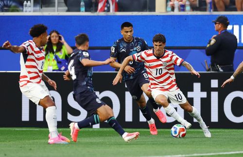  Phút thứ 24, tận dụng khoảng trống bên cánh trái, Pulisic vượt qua sự đeo bám của Caceres. Tuy nhiên, quả tạt sau đó của anh lại đi quá cao và không chính xác, đưa bóng đi hết đường biên ngang. 