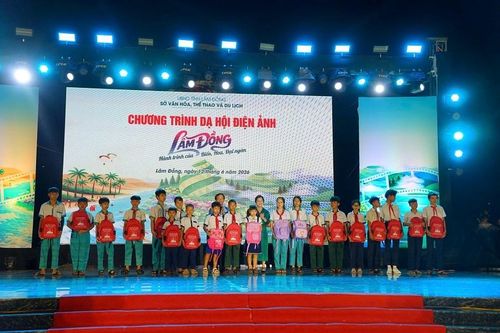 Ban tổ chức trao tặng 45 suất quà cho học sinh có hoàn cảnh khó khăn trên địa bàn