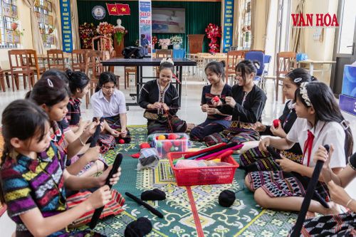 Các em học sinh được hỗ trợ, trao đổi kinh nghiệm trong quá trình thực hành, tạo nên môi trường học tập gắn kết và giàu giá trị văn hóa