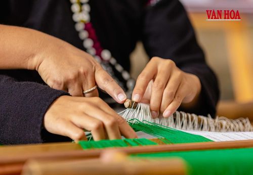 Mỗi công đoạn đều đòi hỏi sự chính xác, bởi chỉ một sai sót nhỏ cũng có thể làm ảnh hưởng đến hoa văn trên tấm vải
