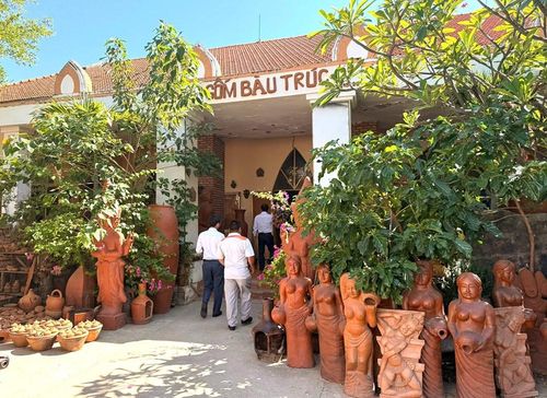 Du khách tham quan không gian trưng bày gốm Chăm Bàu Trúc