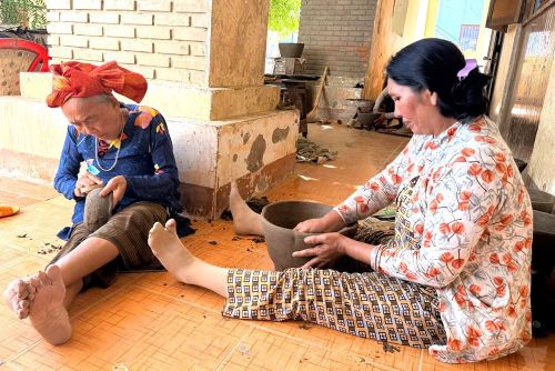 Các nghệ nhân thực hành làm gốm Chăm Bàu Trúc