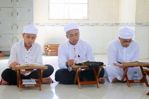 Sau khoảng 4 năm theo học, các em nhỏ người dân tộc Chăm (xã Châu Phong, tỉnh An Giang) có thể đọc bản Kinh Qur’an đầy đủ gồm 114 chương. Ảnh: Công Mạo - TTXVN