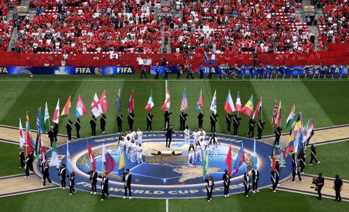 Các lá cờ của 48 quốc gia tham dự World Cup 2026 tạo nên khung cảnh rực rỡ tại Lễ khai mạc ở Canada. (Ảnh: FIFA)
