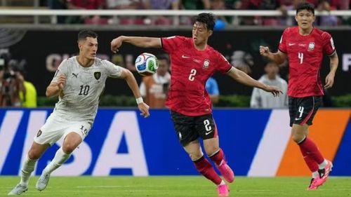 Trung vệ Lee Han-beom (giữa) của Hàn Quốc tranh chấp bóng với tiền đạo Patrik Schick (trái) của Cộng hòa Séc tại bảng A World Cup 2026. (Ảnh: Tân Hoa xã)