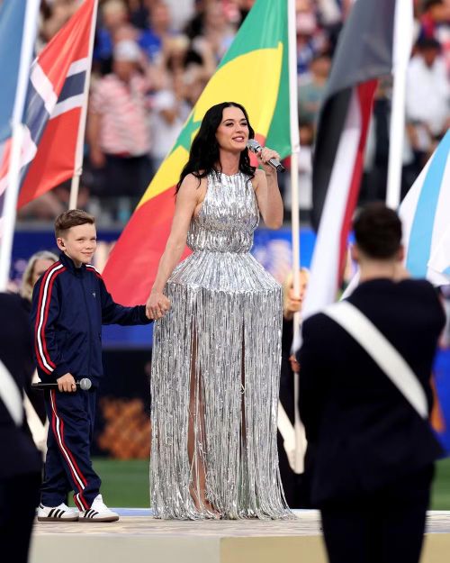Katy Perry và ca sĩ nhí người Na Uy Tius Luka. (Ảnh: FIFA)