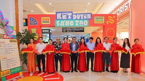 Các đại biểu cắt băng khai mạc "chợ phiên".