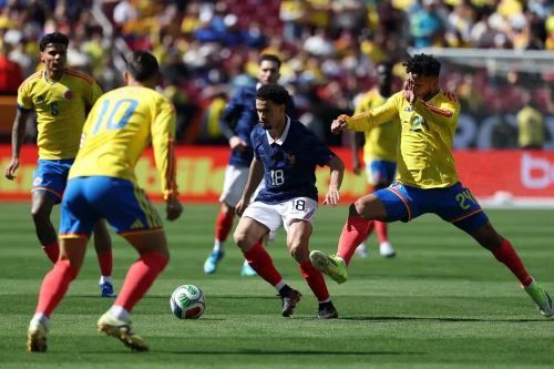 Warren Zaire-Emery trong vòng vây của đối phương. (Ảnh: FIFA)