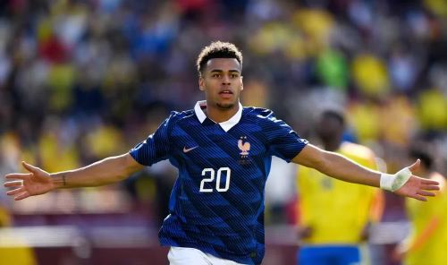 Tiền vệ Desire Doue trong màu áo đội tuyển Pháp. (Ảnh: FIFA)