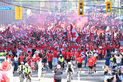 Bầu không khí sôi động trước trận đấu giữa đội chủ nhà Canada và Bosnia - Herzegovina. Ảnh: Skysports