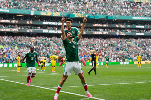 Raul Jimenez (số 9) ăn mừng xúc động sau khi ghi bàn nâng tỷ số lên 2-0 cho Mexico trước Nam Phi.Ảnh: AP