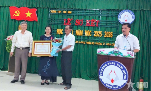 Cô giáo Nguyễn Thị Hồng Nương đón nhận Huân chương Lao động hạng Ba.