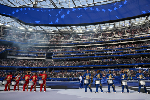 Các nghệ sĩ biểu diễn trong lễ khai mạc World Cup 2026 trước trận Mỹ gặp Paraguay. Ảnh: AFP 
