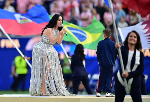 Các màn biểu diễn đặc sắc của Lisa (ảnh trên) và Katy Perry tại buổi lễ. Ảnh: Reuters 