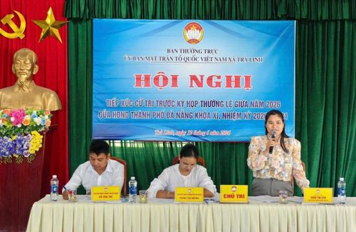 Lãnh đạo Ủy ban MTTQ Việt Nam xã Trà Linh giải đáp các ý kiến của cử tri.