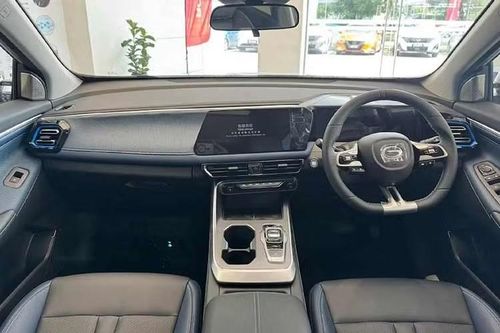 Bên trong GAC GS3 Emzoom là không gian nội thất khá rộng rãi với 5 chỗ ngồi nhờ chiều dài cơ sở lớn. Nội thất của mẫu SUV cỡ B này lại được thiết kế theo phong cách tối giản. Xe được trang bị vô lăng 3 chấu vát đáy, tích hợp phím chức năng, bảng đồng hồ kỹ thuật số và màn hình giải trí trung tâm 10,25 inch, hỗ trợ kết nối Apple CarPlay không dây.