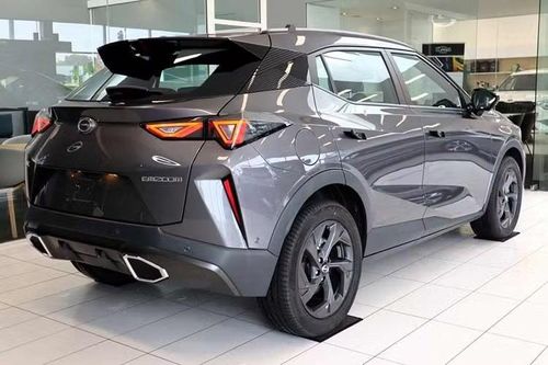 GAC GS3 Emzoom Premium R là phiên bản cao cấp nhất của xe và được trang bị bộ bodykit thể thao. Như thông tin đã đưa, GAC GS3 Emzoom được phát triển dựa trên cơ sở gầm bệ GPMA. Xe sở hữu kích thước dài x rộng lần lượt là 4.410 x 1.850 mm và chiều dài cơ sở 2.650 mm, khá lớn trong phân khúc SUV cỡ B.