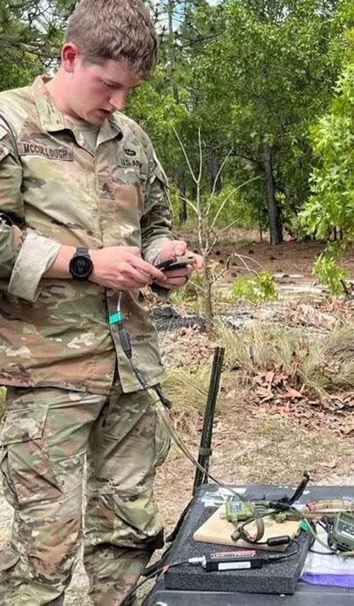 Một binh sĩ sử dụng ứng dụng Mortars App trong sự kiện Touch Point tại căn cứ Fort Bragg. Ảnh: Eric Kowal/Lục quân Mỹ